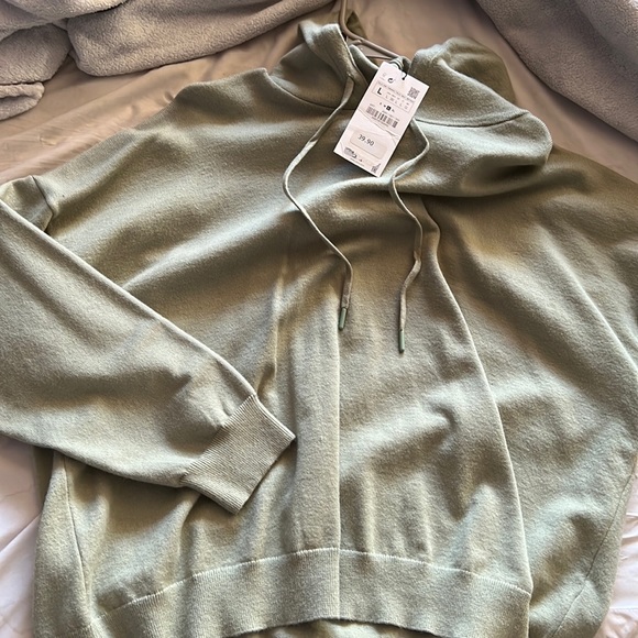 Zara Tops - Light knit Zara hoodie